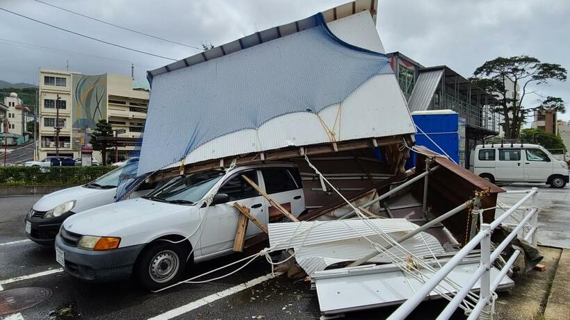 台風１０号の影響で崩れた長崎県佐世保市の仮設トイレ　（ｃ）朝日新聞社