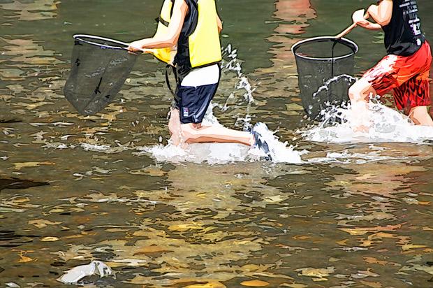 子どもの水難事故は川での水遊び中が多い。防ぐ方法は？（※写真はイメージ）