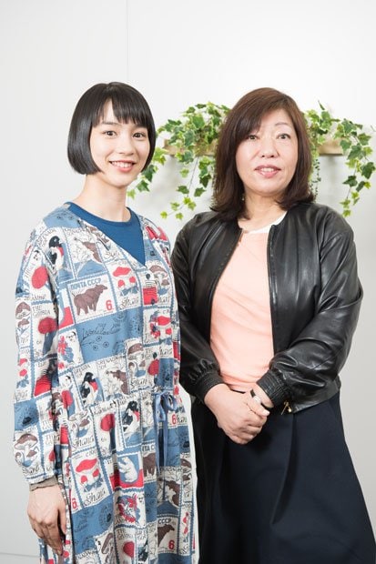 のんさん（左）と林真理子さん（撮影／写真部・堀内慶太郎、のんさん：ヘア＆メイク／菅野史絵［Ｋｕｒａｔａ　Ｓｙｓｔｅｍ］、スタイリング／飯嶋久美子［ＩＵＧＯ］）