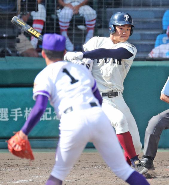 広角に強い打球を飛ばす根尾の打撃　（ｃ）朝日新聞社