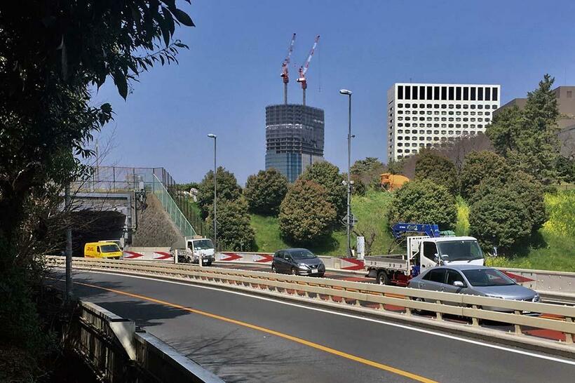 紀伊国坂に上る歩道から垣間見た「都電のトンネル」があった喰違見附の土塁　首都高速4号線は行き交う車で賑わっていた　（撮影／諸河久：2019年3月27日）