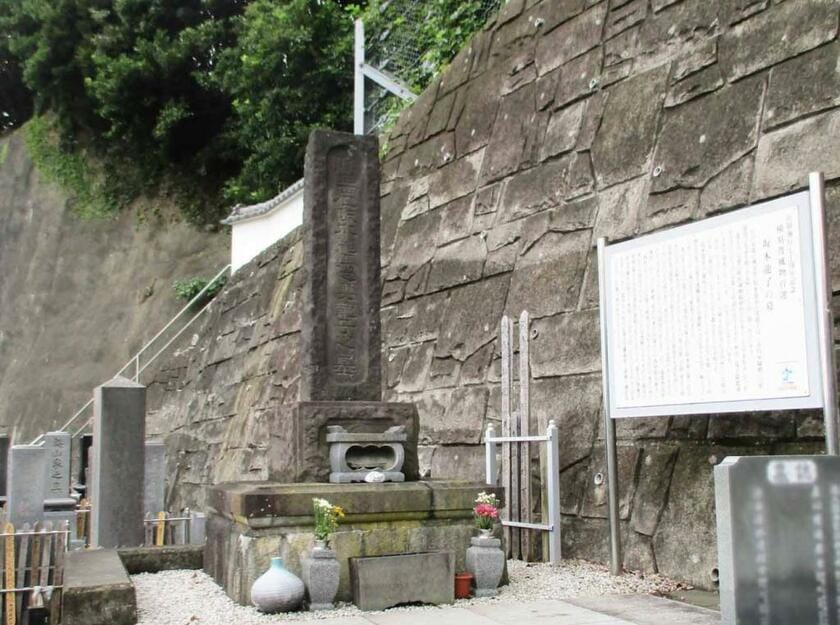 横須賀・信楽寺にある「坂本龍子の墓」