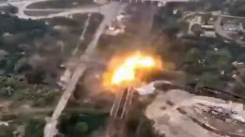１８日、ドネツ川に架かる橋を爆破してロシア軍の侵攻を止めた瞬間。ウクライナ内務省が公開
