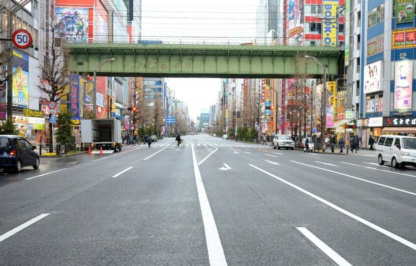 歩行者天国が中止となり人通りも少ない東京・秋葉原。映画館や劇場、ライブハウスからも客足は遠のく＝3月29日、撮影・多田敏男