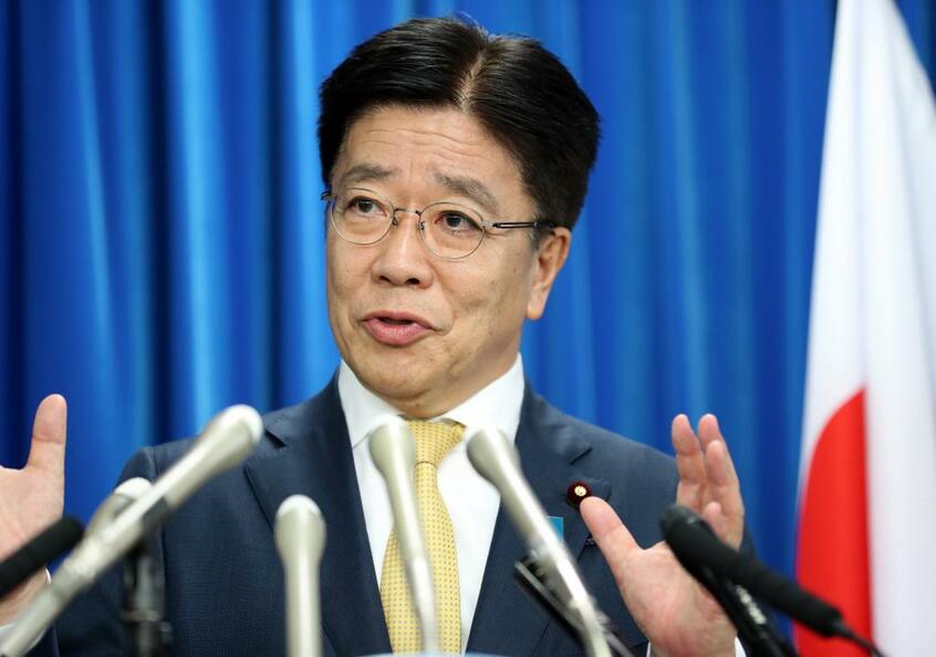 新型コロナウイルス対策の基本方針を説明する加藤勝信厚生労働相 (c)朝日新聞社