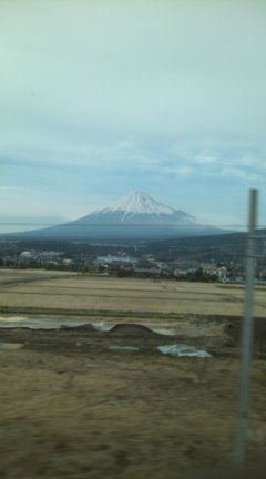 この原稿を東京に帰る新幹線の中で書き上げて、ふと顔を上げると窓の外に見事な富士山が。驚きました。なぜか、これで富士山の写真が三回連続ですね