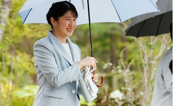 愛子さま 赤のリップに「洗練されてお美しい」のため息 水色パンツスーツと真珠が「雅子さまにそっくり」な3つの共通点