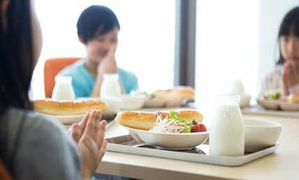 なぜ給食「無償化」で格差くっきり？　渋谷区ではキンメダイ、ある自治体はサケの代わりにサメや深海魚でしのぐ