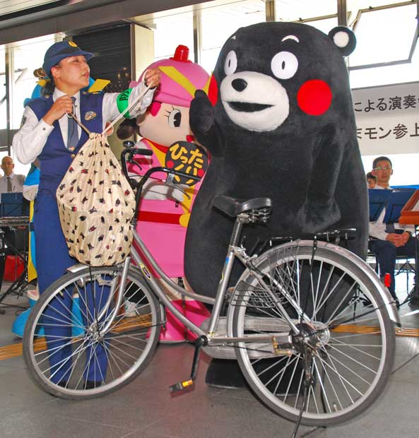 ひったくりが多発する大阪で自転車用の防犯カバー装着を呼びかけるくまモン（ｃ）朝日新聞社