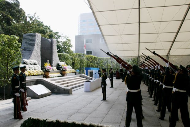 防衛省内にあるメモリアルゾーンでの自衛隊殉職隊員追悼式　（ｃ）朝日新聞社