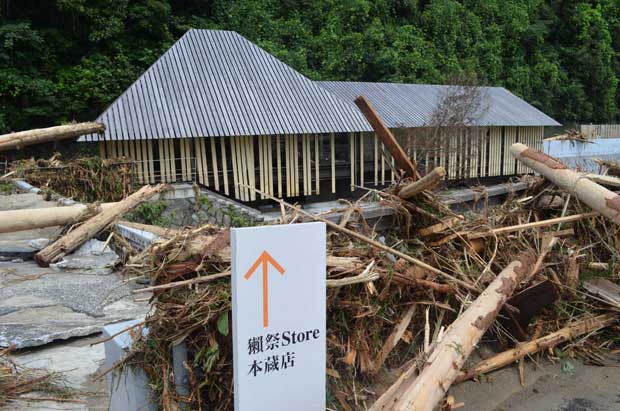 浸水などの被害を受けた旭酒造の本社蔵前の直営店　（ｃ）朝日新聞社