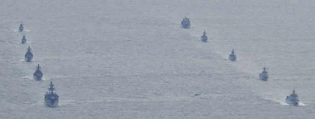 今年１０月に撮影された隊列を組んで航行する中国海軍、ロシア海軍の艦艇（防衛省提供）