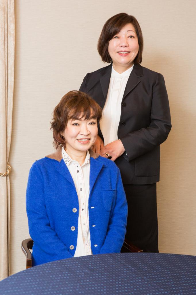 清水ミチコさん(左)と林真理子さん (撮影/写真部・小原雄輝)