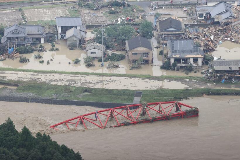 ４日、熊本県球磨村。増水で崩れた鉄橋と浸水した住宅地（ｃ）朝日新聞社