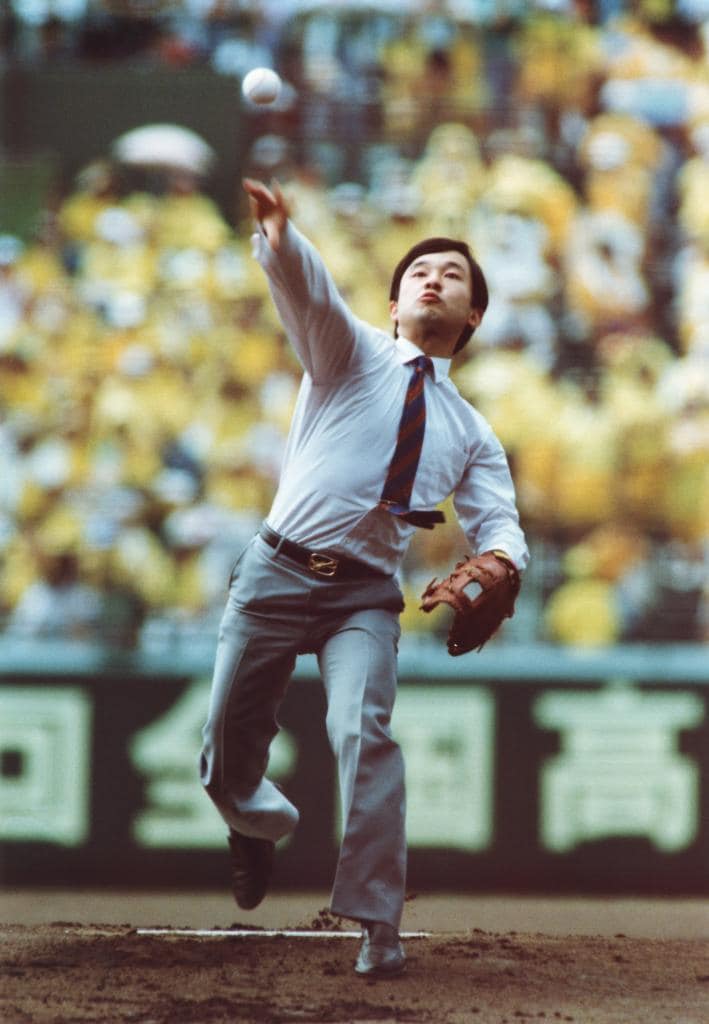 １９８８年、第７０回全国高校野球選手権大会 始球式でボールを投げる浩宮さま