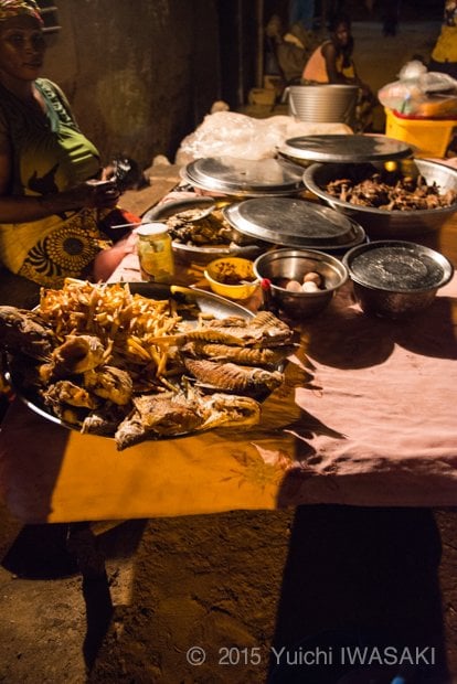大机にテーブルクロスをかけて料理を並べ、夜の８時から営業開始。写真左に構えているのが、女性店主のアミ。　マリ・モプチ　2014年/Mopti,Mali 2014