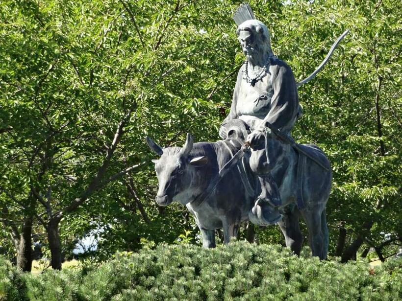 秋田「東湖八坂神社」の祭り「牛乗り」を象ったスサノオ像（スサノオの村内）