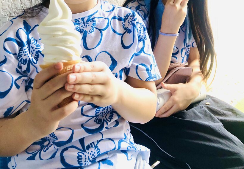 ソフトクリームを仲良く食べる藤井セイラさんの娘たち。藤井さんは自分がDVの被害に遭っていることになかなか気づかなかったという（photo 本人提供）