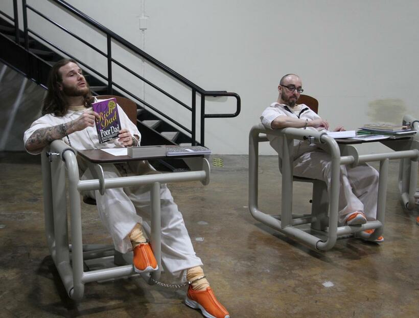 スタフォード・クリーク刑務所ＩＭＵユニットでの読書会。両手両足を鎖でつながれ、椅子に固定されているが、読書の楽しさを知った受刑者たちの議論は活発だ（撮影／ジャーナリスト・大塚敦子）※写真はいずれも本人の了解を得て撮影しています