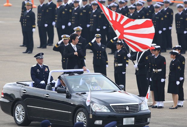 安倍首相の胸中やいかに（２０１４年１０月観閲式）　（ｃ）朝日新聞社