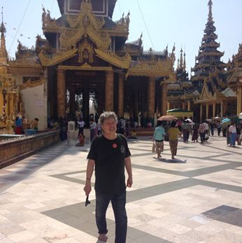 旧首都ヤンゴンにあるシュエダゴン・パヤー（パゴダ）で。堀越さんにとってミャンマーで見たものはどれも新鮮で、かつ金ピカの寺院をはじめ刺激的なものばかりであった。「１０年後は、もうこの風景はないかもしれないね」。移動中の車の中で町の風景を見ながらそうつぶやいたそうだ
