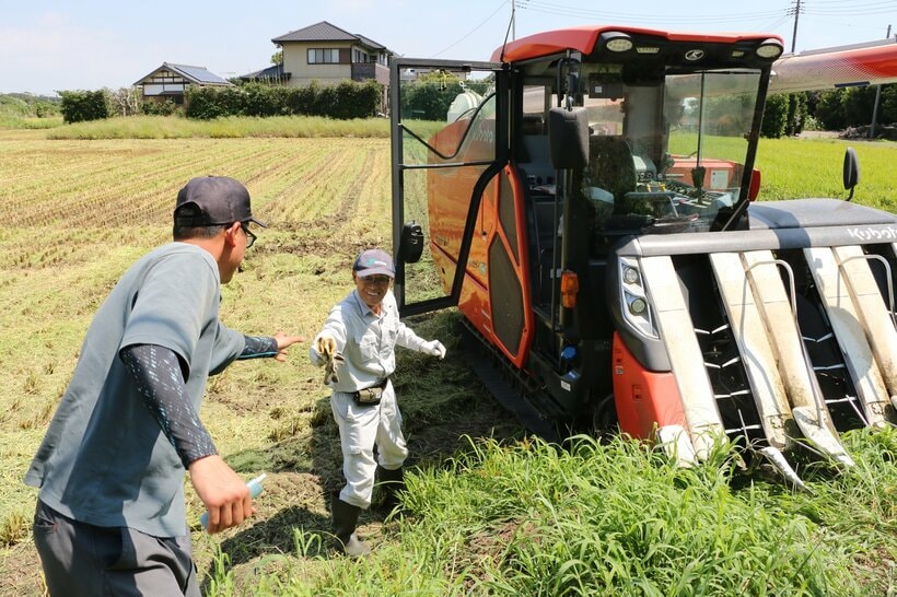 栄営農組合の伊藤秀雄顧問（右）＝米倉昭仁撮影