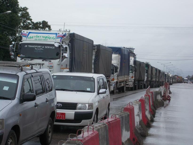 ミャンマーに向かうトラックの車列。越境に半日かかると運転手はいっていた（メーソート）