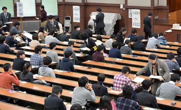 ２０１４年のセンター試験の様子　（c）朝日新聞社　＠＠写禁