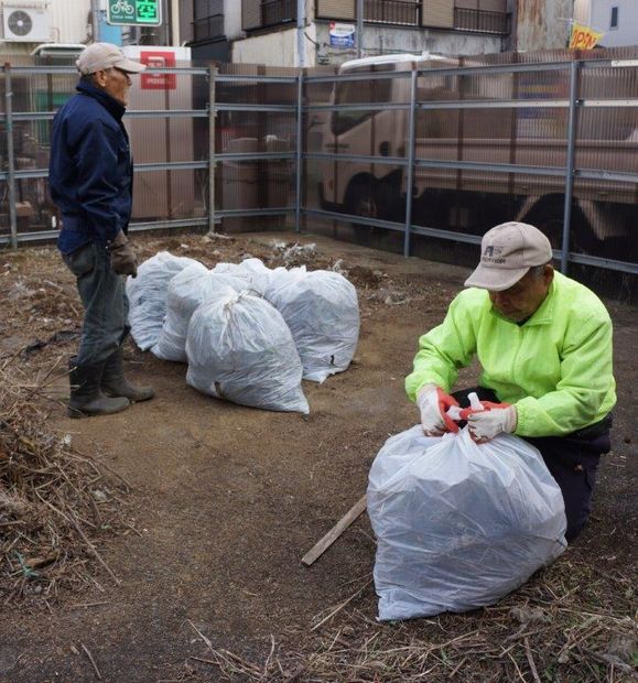 除草作業をする高齢者