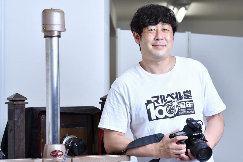 店長で6代目カメラマンでもある武田仁さん。「写真は好きだけど生業にするつもりはなかった」というが、5代目の故・中村孝氏の教えを守って撮影を続けている（写真／篠塚ようこ）
