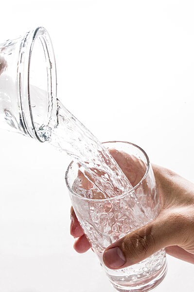 喉が渇く前に水を飲むのではなく、喉が渇く前に少しずつ水分を補いましょう