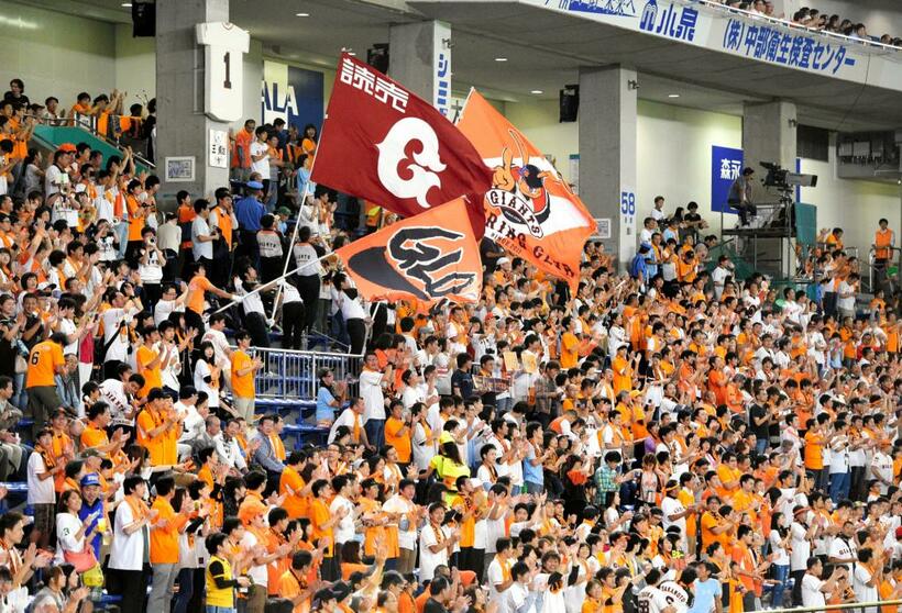 巨人ファンで埋まる東京ドームのスタンド　（ｃ）朝日新聞社