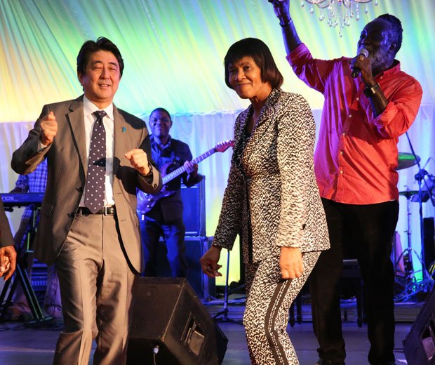 ジャマイカで見せたダンスで経済政策もお手の物！？　（ｃ）朝日新聞社　＠＠写禁