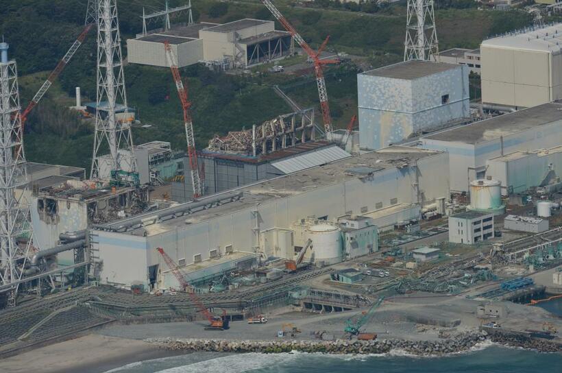 東京電力福島第一原子力発電所の様子。左から4号機、3号機、2号機、1号機／2012年9月、朝日新聞社ヘリから