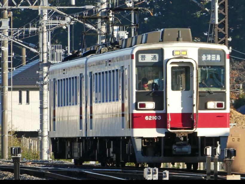 大手私鉄の最長距離列車、新栃木～会津田島間を走る6050系はボックスシートの車内で長距離旅も楽しい　撮影/岸田法眼