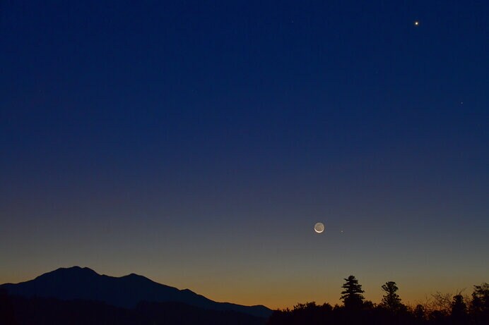 三日月のすぐ右にある小さな輝きが水星です