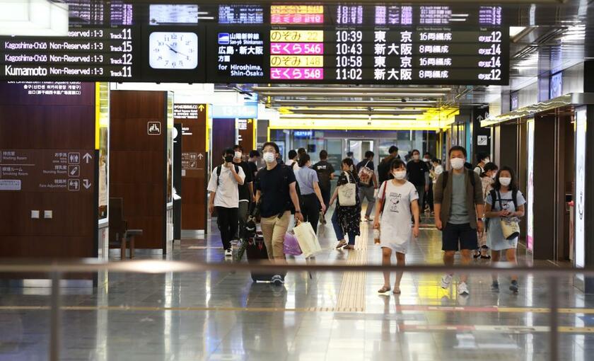 ８月８日、ＪＲ博多駅のコンコース（ｃ）朝日新聞社
