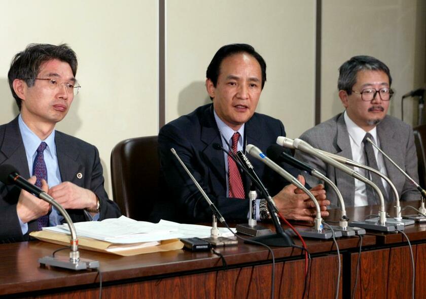 判決後の2002年1月、弁護士とともに記者会見する三浦和義氏