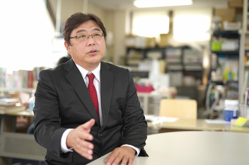 田邉亨(たなべ・とおる)/りんご塾代表。1968年、滋賀県生まれ。ニューヨーク市立大学とペンシルベニア州立大学で学ぶ。2000年に「りんご塾」を滋賀県彦根市に設立、「算数オリンピック」「そろばん検定」「思考力」を重視した学習教室を運営。2024年10月には全国に約250教室を展開。著書の『算数と国語の力がつく 天才!! ヒマつぶしドリル』シリーズは5冊刊行され、累計発行部数は30万部を突破。2024年11月には新刊『5教科の力がつく 天才!! ヒマつぶしドリル』シリーズが発売となる。