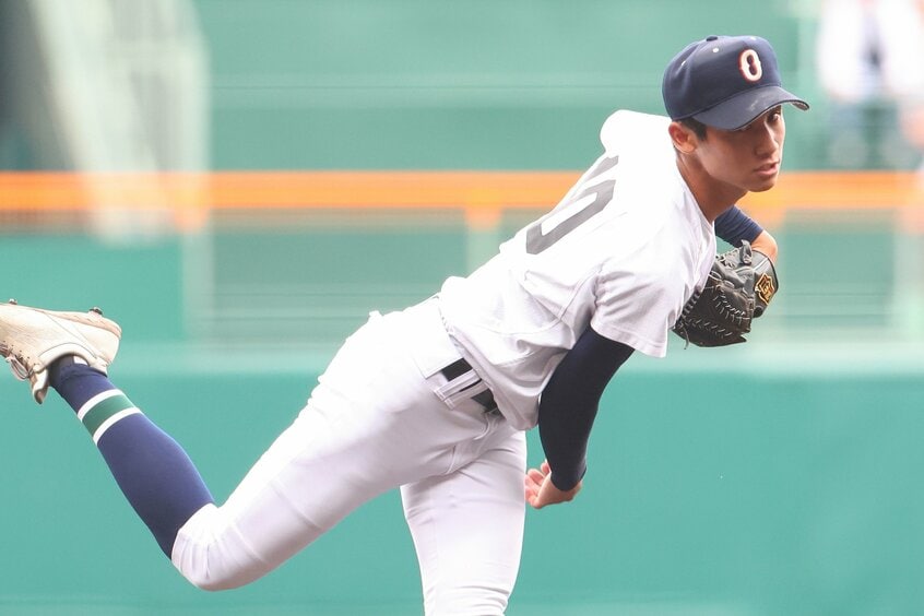 先発した沖縄尚学・新垣有(撮影/写真映像部・松永卓也)