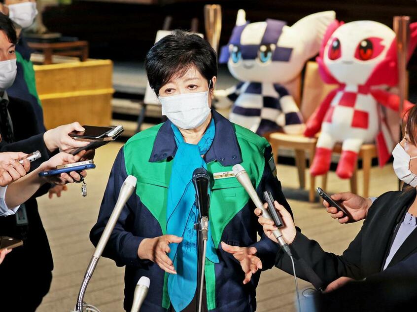 とうなる小池百合子都知事(C)朝日新聞社