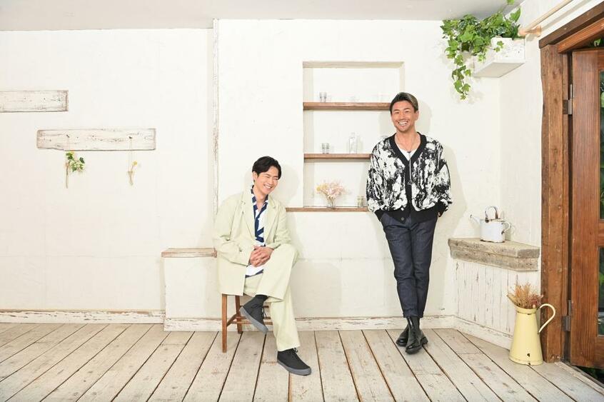 松下洸平さん（写真左）と魔裟斗さん。hair ＆ make up　宮田靖士（THYMON Inc．）　山内マサヒロ（レットイット）、styling　丸本達彦（UNFORM）　三島和也（Tatanca）、costume　IM MEN　HOMME PLISSE ISSEY MIYAKE、photo　写真映像部・東川哲也