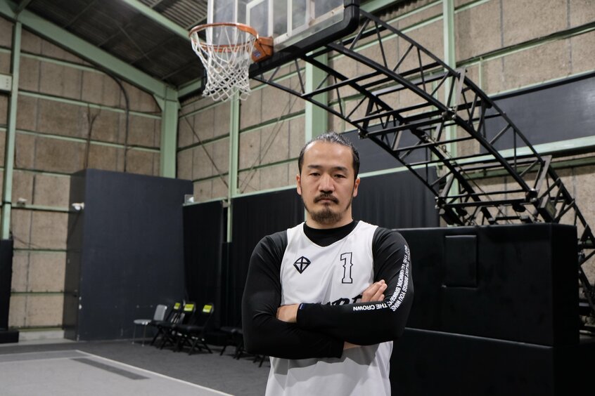 武井修志さん/1982年生まれ。早稲田大学卒業後、プロ選手を夢見て単身渡米し、研鑽を積む。2006年、プロストリートバスケリーグ「LEGEND」の2代目チャンピオンに。今も世界を転戦する(撮影/編集部・秦 正理)