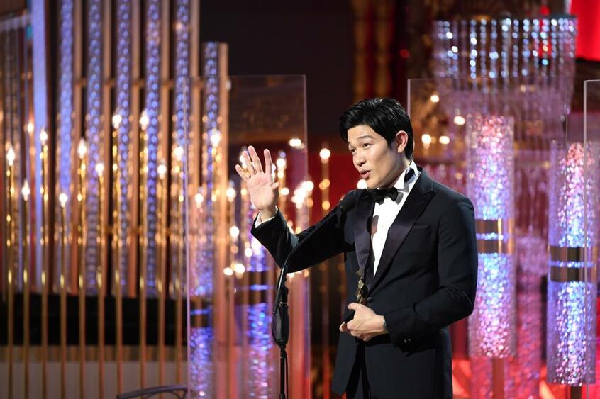 第45回日本アカデミー賞で最優秀助演男優賞を受賞しあいさつをする鈴木亮平=2022年3月11日、代表撮影