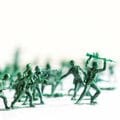 永世中立国スイスに学ぶ「アホと戦わない」ために持つべき武器とは? 90万部突破のベストセラー著者の主張