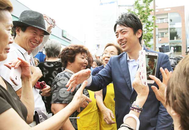 昨年の東京都議選で聴衆に囲まれる小泉進次郎氏。遊説での「集客力」は自民党でも群を抜いている　（ｃ）朝日新聞社