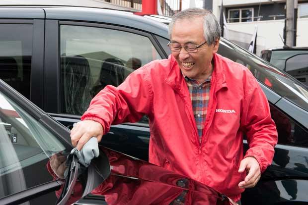 町田市のデイサービス「ＤＡＹＳ　ＢＬＧ！」に通い始めて5年になる村山明夫さんは、ほぼ毎回午前中洗車の仕事を行う。仕事をするようになって笑顔が増えた（撮影／写真部・小山幸佑）
