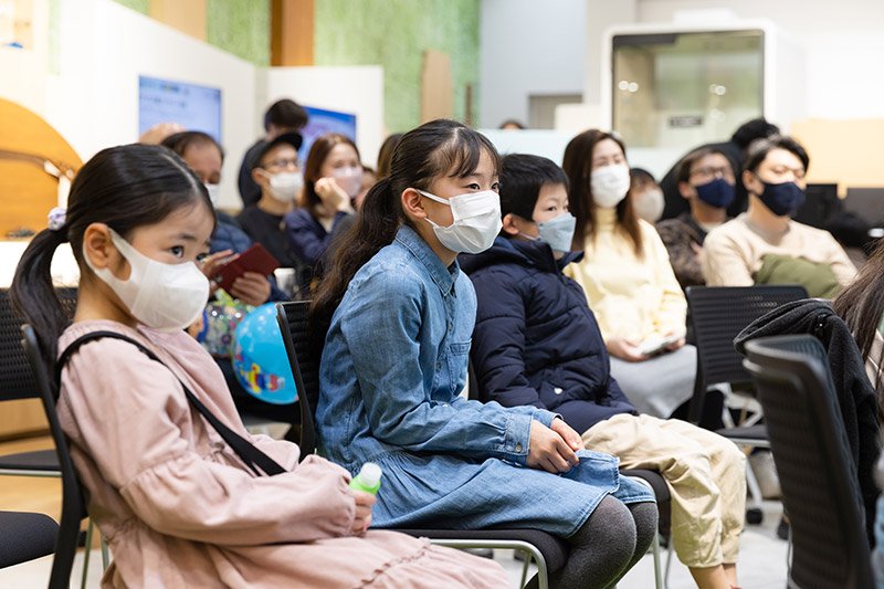 親も子どもたちもクイズ解説に耳を傾けている様子