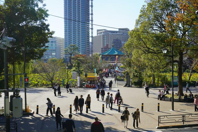 現在の上野不忍池。弁天堂の背景にはタワーマンションなどの高層建築物も（撮影／井上和典・AERAdot.編集部）