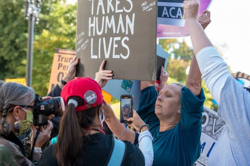 ワシントンで、トランプ氏が指名した最高裁判事候補を支持するトランプ派（右）と反対派が対立。選挙前後、こうしたことが増えるのか（撮影／大和田三保子）